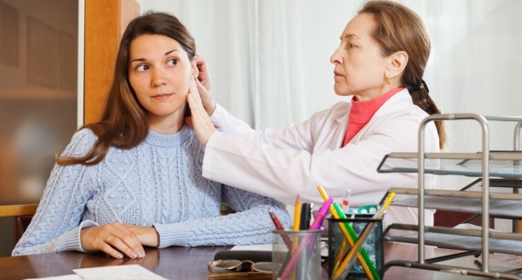médica otorrino tratamento de otite auditiva